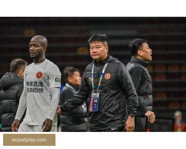 略显仓促出席发布会后两小时李金羽突遭下课铁人紧急官宣引发热议
